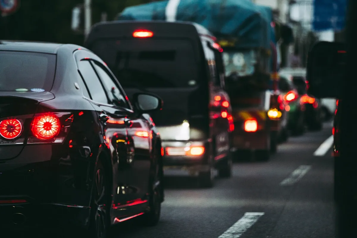 traseros en fila de coches al anochecer