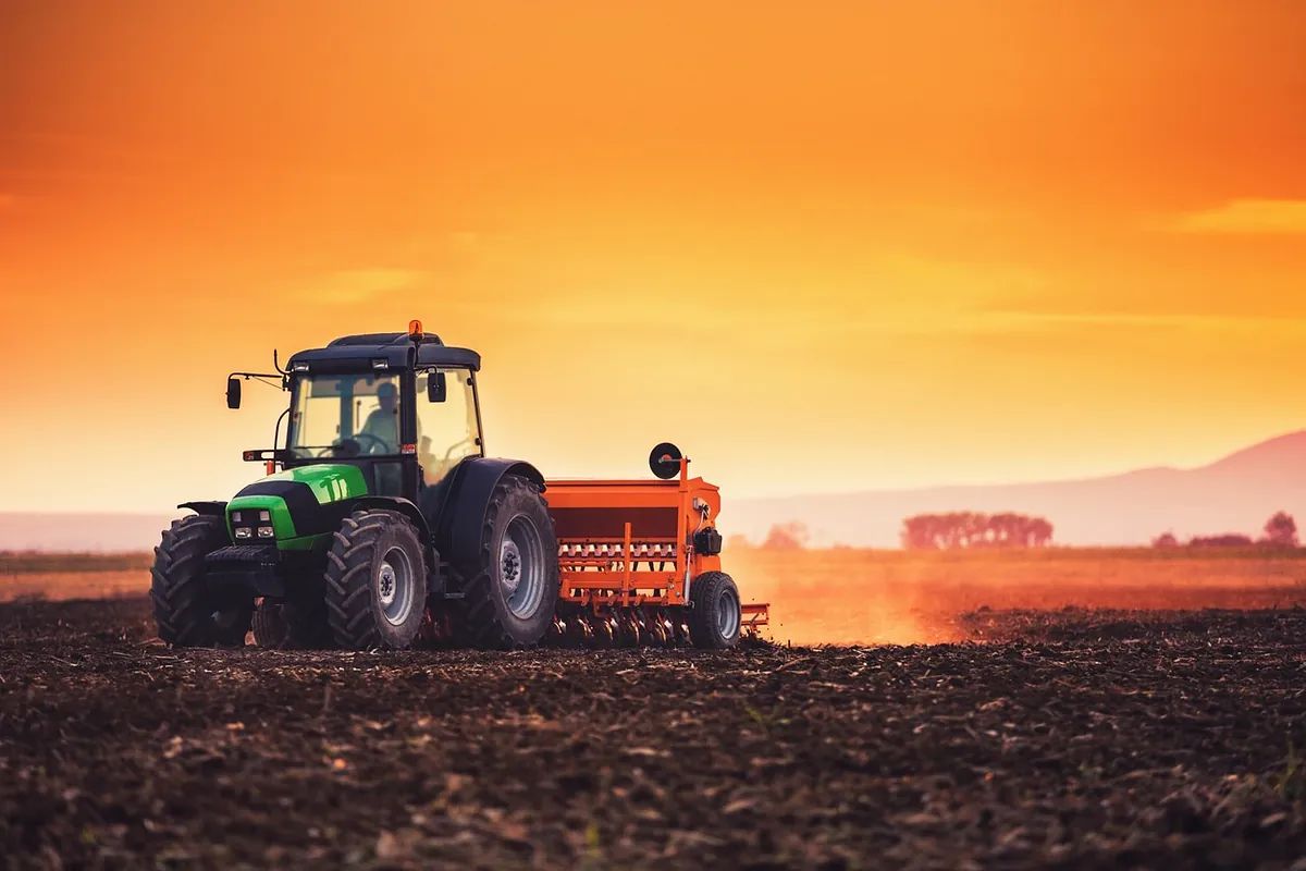 tractor arando al atardecer